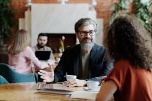 Różnice między marketingiem B2B, a B2C Marketing B2B - czyli business-to-business oraz marketing B2C - business-to-consumer. Można określić te dwa rodzaje marketingu jako marketing biznesowy i konsumencki. Teoretycznie więc powinny się od siebie różnić - tak rzeczywiście jest. Jednak istnieją także pewne podobieństwa. Nad tymi dwoma rodzajami marketingu skupiliśmy się w dzisiejszym artykule. Odpowiedzmy sobie najpierw na pytanie czym jest B2B i B2C Co to właściwie jest B2B i B2C Te dwa terminy można rozumieć jako typ prowadzonej działalności z wyróżnieniem klienta, na którego się dany przedsiębiorca nastawia. Będą to swego rodzaju modele działania, gdzie B2B będzie oznaczało relacje biznesowe z innym przedsiębiorcą. W tym przypadku nie będziemy skupiać się na osobach prywatnych, a na firmach. W modelu B2C swoje działania będziemy kierowali właśnie na zwykłych odbiorców, konsumentów indywidualnych. Wyjaśniając te dwa pojęcia w zasadzie wskazaliśmy pierwszą i najważniejszą różnice jaka będzie dotyczyć tych dwóch typów marketingu. Warto jest nieco bardziej zagłębić się w temat. Różnice w marketingu B2B i B2C W zasadzie jeśli uważnie przeanalizujemy poprzedni akapit, będziemy mogli wysnuć całą masę kolejnych różnic, które po prostu wynikają z tego na jakiego rodzaju klienta się nastawiamy. Ale po kolei, wśród różnic niewątpliwie trzeba wskazać Nabywcy - nie ulega wątpliwości, że liczba klientów biznesowych będzie po prostu mniejsza. Jednak mogą posiadać oni stosunkowo większą wartość i rachunek będzie się wyrównywał. Chodzi o to, że klient biznesowy będzie mniej liczny, ale może więcej wydać i potrzebować więcej produktówusług ze względu na skalę przedsięwzięcia. Będzie to miało wpływ na utworzenie np. person marketingowych. Stopień profesjonalizmu - w przypadku marketingu B2B należy pamiętać, że nasz odbiorca będzie ekspertem w swojej branży. Trzeba umieć komunikować się z tego typu grupą odbiorców, ponieważ klienci indywidualni mają zazwyczaj mniej do powiedzenia i albo coś kupią, albo nie. Zatem będzie się to przejawiać m.in. na poziomie języka wypowiedzi. Punkty odniesienia - w marketingu B2C przede wszystkim będziemy mogli w swoich komunikatach odnosić się do treści bardziej rozrywkowej, forma będzie luźna itp. W przypadku modelu B2B dopasowanie do odbiorcy jest dużo bardziej wymagające. Trzeba postawić również na profesjonalizm, eksperckość i wiedzę, ponieważ w ten sposób, możemy wzbudzić zaufanie u naszych odbiorców biznesowych. Nasycenie emocjami - w marketingu B2B nie ma miejsca na emocje. Zamiast nich będziemy spotykać właśnie wiedzę i treść nasyconą szczegółami. Przedsiębiorcy mają określone potrzeby informacyjne, które marketerzy B2B muszą po prostu zaspokoić. W modelu działań B2C możemy natomiast wpływać na emocje odbiorców, praktycznie na każdym kroku. Dlaczego Podejmowanie decyzji zakupowych - klienci indywidualni po prostu będą w zdecydowanej większości wypadków przy podejmowaniu decyzji zakupowej kierować się emocjami, potrzebą chwili itp. Dlatego w modelu B2C będziemy chcieli na nie wpłynąć. W modelu B2B sprawy są nieco bardziej skomplikowane. Klienci biznesowi kierują się logiką, nie chcą podjąć złej decyzji dla swojej firmy, stąd też musimy epatować wiedzą, aby ich do siebie przekonać. Marketing B2B oraz B2C - zależności Wiemy już czym różnią się te dwa modele marketingu. Jednak to, że mają dość charakterystyczne dla siebie cechy, które stanowią o ich różnicach, nie oznacza, że nie będą się ze sobą przenikać. Jak to wygląda Emocje, logika - to, że to klienci indywidualni kierują się emocjami, nie oznacza, że brak w ich wyborach zakupowych logiki. Natomiast w przypadku klientów biznesowych, również będą pojawiać się emocje, jednak dopiero po pierwszych decyzjach. Emocje będą pojawiały się przy budowaniu relacji np. na linii odbiorca - dostawca. Wiedza - to charakteryzuje model marketingu B2B, jednak nie oznacza, że w przypadku działań z zakresu B2C, nie można się na nią zdobyć. W kampaniach dla klientów indywidualnych często przecież chodzi o to, aby poszerzać wiedzę na określone tematy, np. produktu, usługi itp. Zwrot z inwestycji (ROI) - o ile z poziomu nabywcy, to zdecydowanie bardziej argument po stronie modelu B2B, o tyle jeśli chcemy przeprowadzić działania marketingowe, to zwroty z inwestycji będą dla nas istotne zarówno w przypadku kampanii B2B, jak i B2C. Podsumowanie Warto zapamiętać, że marketing B2B jest skierowany do klienta biznesowego, natomiast w marketingu B2C, swoje działania będziemy skupiać na kliencie indywidualnym. Już samo to rozróżnienie wskazuje podstawową różnicę pomiędzy tymi poszczególnymi modelami. Ponadto będzie pomocne w określeniu innych różnic i łatwiej będziemy mogli je zapamiętać.