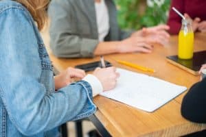 Gamification w marketingu Obecnie rynek oferuje całe morze różnych rozwiązań marketingowych, które mają w jak największym stopniu stymulować nasze wyniki sprzedaży. Co ciekawe, niewykluczona w tym wszystkim jest także dobra zabawa. Jak to wygląda Najprościej można powiedzieć, że obecne działania marketingowe, często odnoszą się do rozwiązań z gier planszowych, towarzyskich, komputerowych itp. Tak też powstał termin gamification. Czym jest gamification w marketingu Sam termin gamification pochodzi z języka angielskiego i tłumaczy się go jako “grywalizację”. Chodzi o to, że wykorzystuje się różnego rodzaju cechy, mechanizmy itp., które funkcjonują w szeroko rozumianych grach i sprawiają, że ludzie po prostu świetnie się przy nich bawią. Co istotne, nie ograniczamy się do gier komputerowych. Równie dobrze możemy wykorzystać mechanizmy z klasycznych gier np. karcianych. Jak ta cała grywalizacja ma się do marketingu Aby dobrze to zrozumieć, zastanówmy się, jak działają na nas różnego rodzaju gry Często budzą w nas emocje, “wciągają nas”. To wciąganie może być także nazwane zaangażowaniem. Właśnie na tym będzie zależało marketerom, którzy decydują się na zastosowanie grywalizacji. Będą chcieli w odbiorcach wzbudzić zaangażowanie. Grywalizacja - czyli jak wzbudzić zaangażowanie klientów Nie ulega wątpliwości, że obecnie zjawisko gamification, jest coraz częściej spotykanym działaniem w marketingu. Powiemy więcej - na pewno z nim się spotkaliście w Internecie i nie tylko w nim. Warto zastanowić się więc, jakie mechanizmy funkcjonujące w grach, można zastosować w realnym życiu, aby wzbudzić zaangażowanie odbiorców Rankingi - jest to chyba najprostsza i jednocześnie jedna ze skuteczniejszych metod zastosowania grywalizacji. Najprościej mówiąc, jest to zestawienie jakiejś grupy osób (np. naszych odbiorców), które jest tworzone na podstawie jakiegoś kryterium i pokazuje “najlepszych” pod względem danej zmiennej. Mogą to być np. punkty za dokonywanie zakupów itp. Nagrody i punkty - równie prosty i skuteczny mechanizm. Przykładowo, może to wyglądać tak, że punkty wpływają na miejsce rankingowe, a jeśli pniemy się wyżej w rankingu, będziemy otrzymywać jakieś nagrody. Kolekcjonowanie - polega na tym, aby zachęcić odbiorców do ogólnie brzmiącego zbierania. Jak to wygląda w praktyce Obecnie sieci marketów takich jak Lidl lub Biedronka, oferują naklejki, za określone produkty, wydane kwoty itp. W zamian za określoną liczbę naklejek, możemy otrzymać np. pluszaka. Możliwości jest bardzo, ale to bardzo wiele. Wystarczy wskazać także możliwość osiągania poziomów, wyznaczania celów odbiorcom, a także ogólną motywację, monitorowanie postępów itp. Wszystko to zdecydowanie wpływa na zaangażowanie klientów, a przy okazji często będzie oznaczać po prostu dobrą zabawę. Co oznacza grywalizacja w praktyce Częściowo wygląd grywalizacji w praktyce, mogły zobrazować przykłady w poprzednim akapicie. Jednak warto także przyjrzeć się temu, do jakich celów możemy ją wykorzystać. Innymi słowy, co nam da to, że wywrzemy w naszych odbiorcach zaangażowanie. Warto zatem wyróżnić podstawowe efekty Programy lojalnościowe - jest to powszechnie stosowane praktycznie w każdej branży, a należy je zaliczyć do gamification. Przykładem może być program McDonald's tzw. “hologramy na kawę”. Jeśli uzbieramy odpowiednią ilość naklejek, możemy liczyć na darmowy kubek kawy dowolnej wielkości. Przekłada się to na wzrost sprzedaży tego typu produktów. Budowanie społeczności - wszelkie elementy grywalizacji są po prostu świetnym narzędziem do zbudowania zaangażowanej społeczności wśród naszych odbiorców. Rankingi, punkty, nagrody, bonusy itp. będą zachęcać do dzielenia się swoimi osiągnięciami, wymianą myśli itp. To wszystko wpływa na samą markę i jej wizerunek, niezwykle pozytywnie. Działania edukacyjne - wprowadzenie grywalizacji do naszej komunikacji marketingowej, pomoże stworzyć środowisko przyjazne wymianie wiedzy, a także jej przyswajaniu. Internet jest miejscem gdzie szum informacyjny jest najłatwiej zauważalny. Dzięki elementom grywalizacji możemy zwrócić na siebie uwagę, a tym samym, nasze komunikaty będą lepiej zapamiętywane przez odbiorców. Gamification w marketingu - kilka słów na koniec Grywalizacja obecnie jest wykorzystywana na szeroką skalę, ponieważ świetnie się sprawdza m.in. w marketingu. Za sprawą mechanizmów zaczerpniętych z szeroko rozumianych gier, możemy silnie wpłynąć na zaangażowanie naszych odbiorców. Poza oczywistymi wzrostami sprzedaży, daje to także ogromną premię wizerunkową. Marki na całym świecie decydują się na zastosowanie grywalizacji, co tylko potwierdza, że jest to skuteczne. Warto więc zastanowić się, czy w naszym przypadku możemy zastosować, któryś z elementów gier. Chociaż prawdopodobnie, któryś z nich już wykorzystujemy, np. program lojalnościowy dla stałych klientów.
